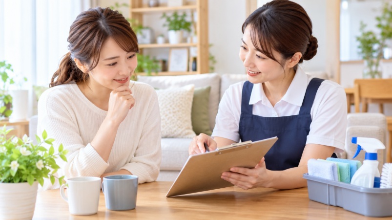 家事代行スタッフと掃除の内容や作業の優先順位を確認する女性のイメージ
