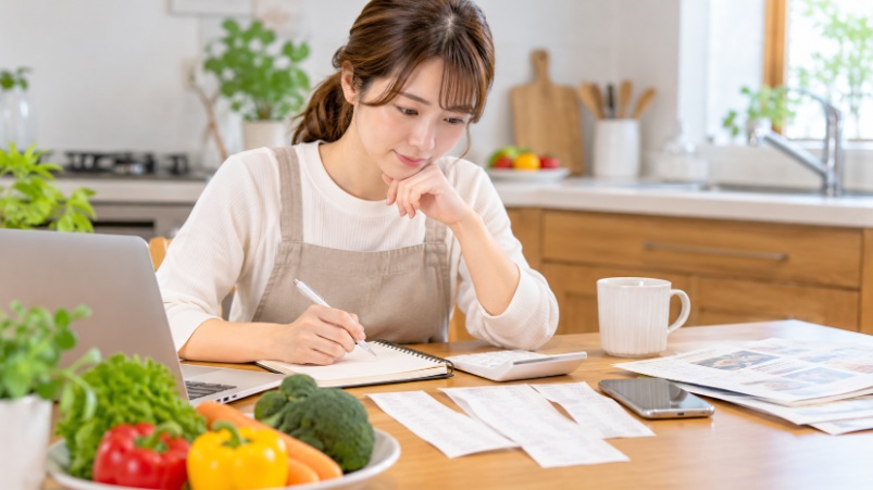 家事代行の料理サービスにかかる費用を電卓や資料で確認する女性のイメージ
